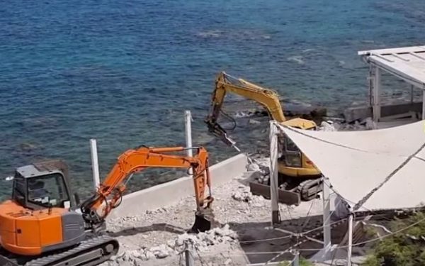 Οι μπουλντόζες έπιασαν πάλι δουλειά στη Μύκονο – Γκρεμίζουν αυθαίρετες κατασκευές σε γνωστή ψαροτραβέρνα