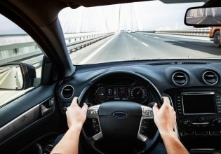 Η καθημερινή συνήθεια των οδηγών που μπορεί να μας κοστίσει… 700 ευρώ