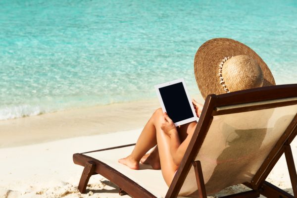 Tablet στην παραλία: Όσα πρέπει να προσέξετε για να παραμείνει ασφαλές