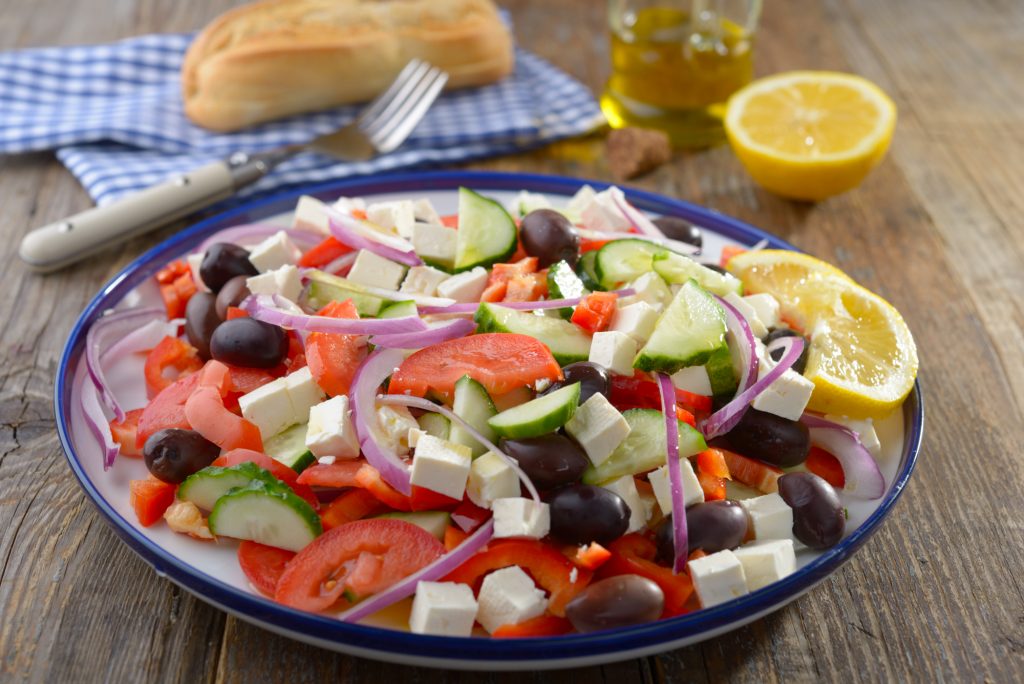 Πιάτο… πολυτελείας η χωριάτικη σαλάτα – Πιο ακριβή στην Ελλάδα απ’ ότι σε Λονδίνο και Νέα Υόρκη