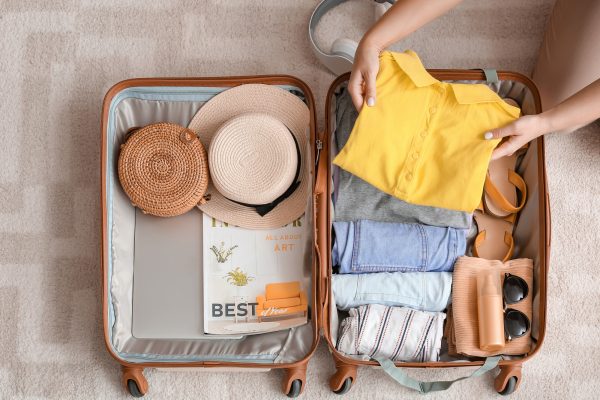 Το απόλυτο κόλπο για να κλείνει η βαλίτσα… όσα ρούχα κι αν έχουμε πάρει μαζί μας
