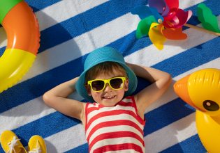 Διακοπές με τα παιδιά: Πώς θα τα κρατήσετε χαρούμενα και ασφαλή