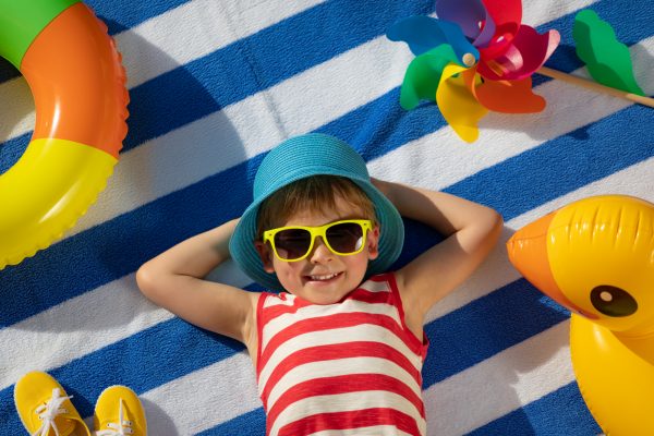 Διακοπές με τα παιδιά: Πώς θα τα κρατήσετε χαρούμενα και ασφαλή