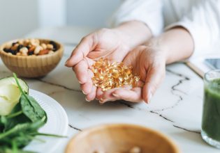 Καλοκαιρινή διατροφή: Ποιες βιταμίνες χρειάζεστε περισσότερο τους θερινούς μήνες