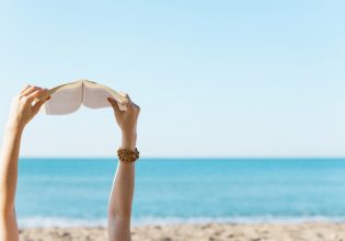 Μυστήριο στην άμμο: 4 αστυνομικά βιβλία που αξίζει να διαβάσετε φέτος το καλοκαίρι