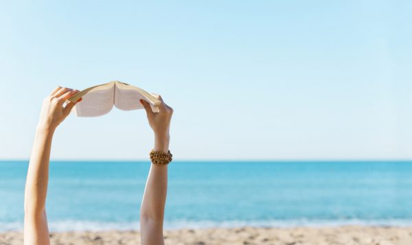 Μυστήριο στην άμμο: 4 αστυνομικά βιβλία που αξίζει να διαβάσετε φέτος το καλοκαίρι