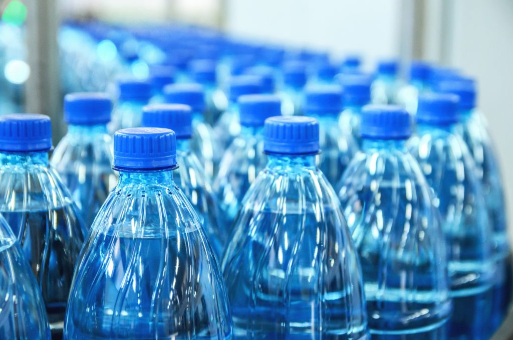 Πλαστικά καπάκια: Γιατί άλλαξαν τα μπουκάλια – Τι αναφέρει ευρωπαϊκή οδηγία