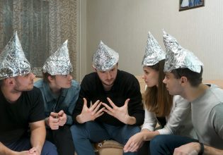 Οι συνωμοσιολόγοι αμφισβητούν τον καύσωνα: «Οι μετεωρολογικές υπηρεσίες λένε ψέματα»