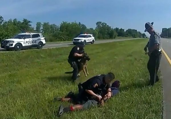 ΗΠΑ: Αστυνομικός άφησε τον σκύλο του να επιτεθεί σε έναν μαύρο άνδρα αφού είχε παραδοθεί