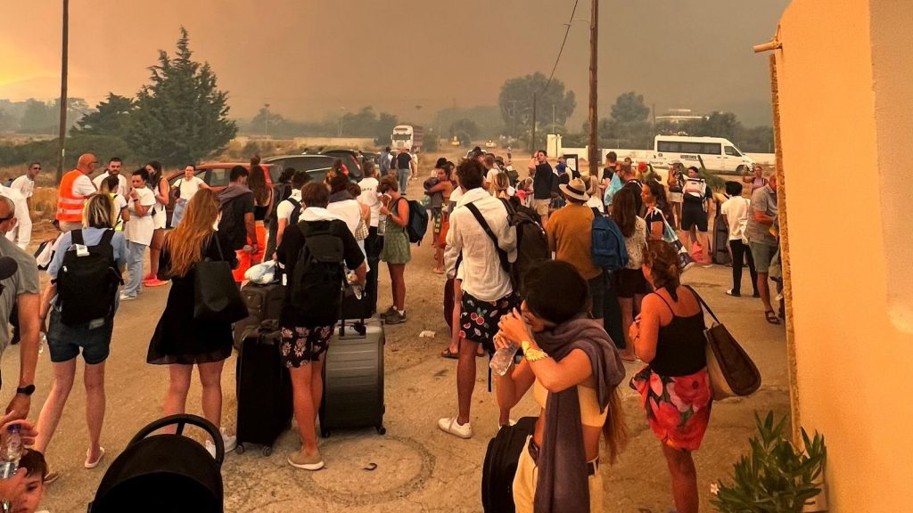 Φωτιά στη Ρόδο: Ζήσαμε την «Κόλαση του Δάντη» – Συγκλονίζει Βρετανός τουρίστας