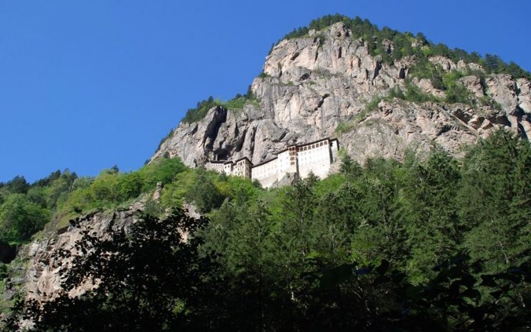 Παναγία Σουμελά: Αντιδράσεις για το τουρκικό μπλόκο στη λειτουργία του Δεκαπενταύγουστου