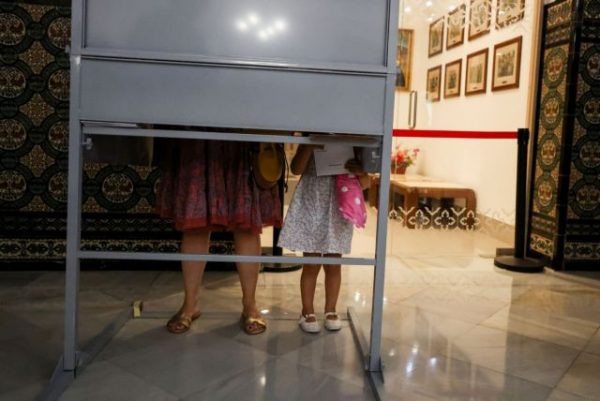 Ισπανία: Κέρδισε η Δεξιά, ηττήθηκε η Ακροδεξιά, παρέμειναν σε τροχιά εξουσίας και οι Σοσιαλιστές