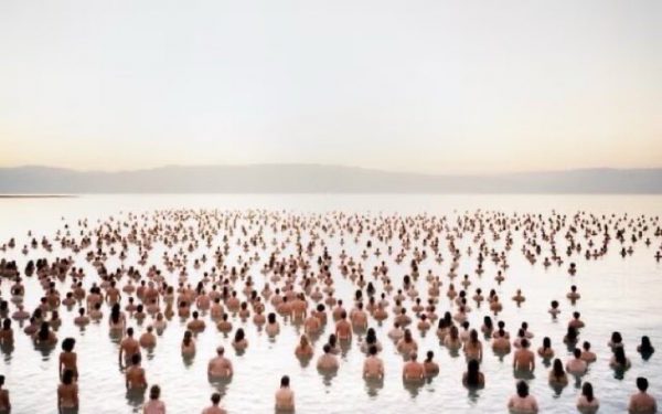 Σπένσερ Τιούνικ: «Έγδυσε» 1.000 Φινλανδούς στο νέο έργο του στην πόλη Κουόπιο