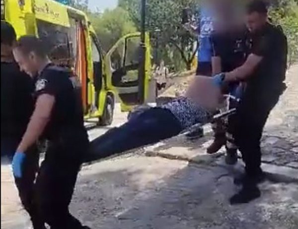 Ακρόπολη: Αστυνομικοί πήραν με φορείο τουρίστρια που κατέρρευσε από τον καύσωνα