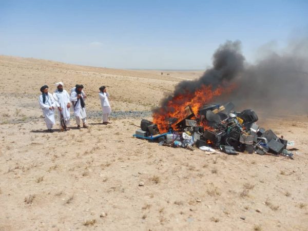 Αφγανιστάν: Οι Ταλιμπάν έκαψαν μουσικά όργανα – «Ανήθικη» η μουσική «εκμαυλίζει τους νέους»