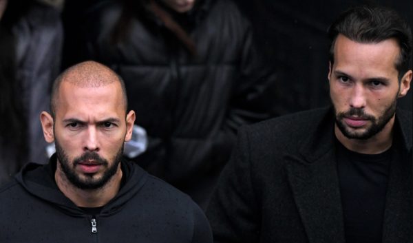 Άντριου Τέιτ: Μηνύει τα θύματά του για δυσφήμιση ενώ εκείνα δέχονται διαδικτυακό εκφοβισμό