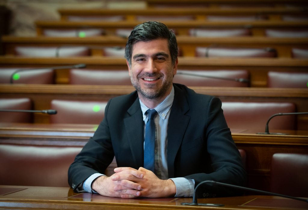 ΠΑΣΟΚ: Νέος Εκπρόσωπος Τύπου ο Θανάσης Γλαβίνας