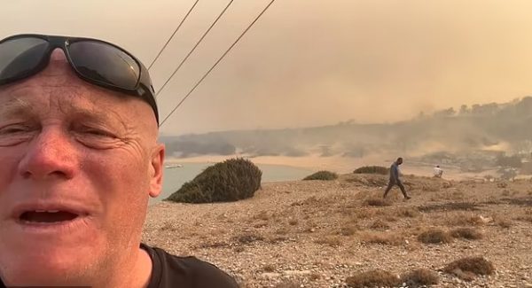 Φωτιά στη Ρόδο: Τουρίστας οδηγούσε για ώρες σώζοντας οικογένειες από τις φλόγες