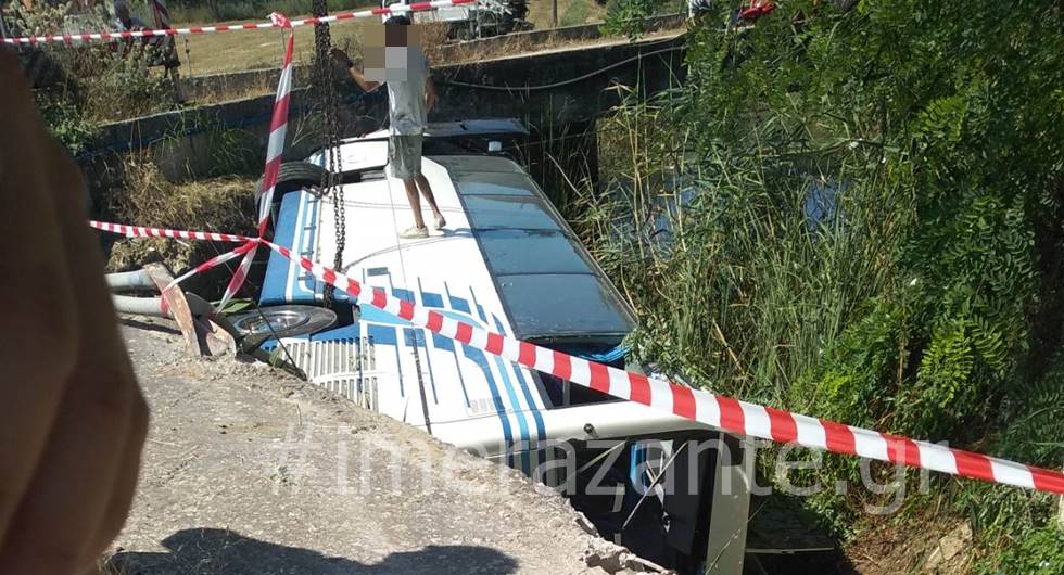 Απίστευτες εικόνες: Τουριστικό λεωφορείο έπεσε από γεφύρι στη Ζάκυνθο