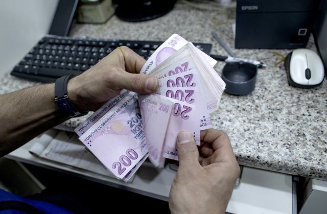 Με φόρους σε τράπεζες και εταιρείες, καλύπτει η Τουρκία τα προεκλογικά «δώρα»
