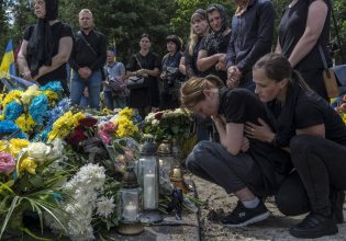 Ουκρανία: Αδειάζουν παλιούς τάφους για να χωρέσουν οι νεκροί που φτάνουν διαρκώς από το μέτωπο