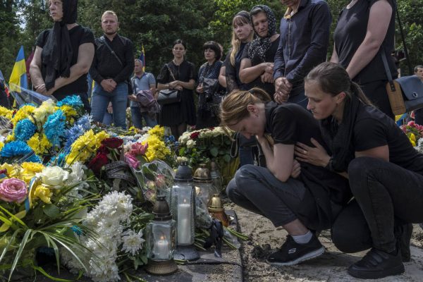 Ουκρανία: Αδειάζουν παλιούς τάφους για να χωρέσουν οι νεκροί που φτάνουν διαρκώς από το μέτωπο