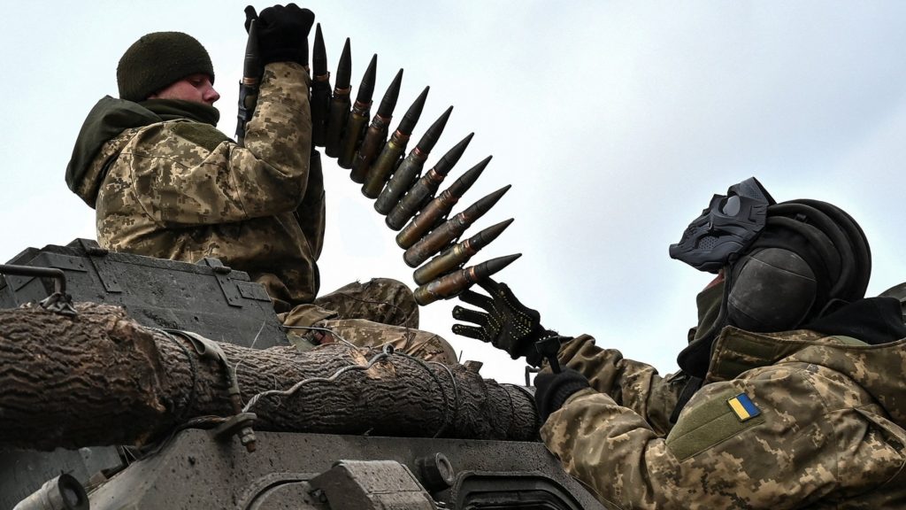 Ουκρανία: Εχει ένα βασικό πρόβλημα – Για να πολεμήσει τους Ρώσους χρειάζεται πυρομαχικά