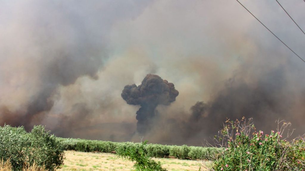 Μαγνησία: Στις φλόγες αποθήκη πυρομαχικών – Ισχυρές εκρήξεις