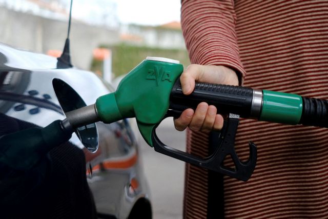 «Καύσωνας» στις τιμές των καυσίμων – Πού θα φτάσει η βενζίνη [γράφημα]