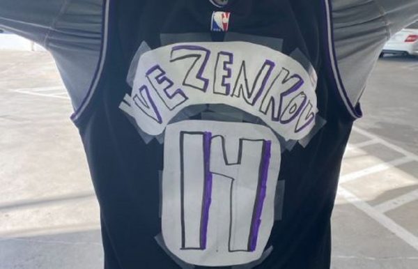Τρέλα στο Σακραμέντο με Βεζένκοφ: Έφτιαξαν φανέλες του με χειροτεχνίες