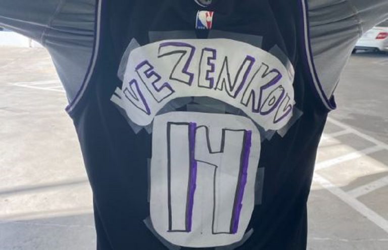 Τρέλα στο Σακραμέντο με Βεζένκοφ: Έφτιαξαν φανέλες του με χειροτεχνίες