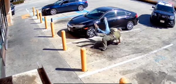 ΗΠΑ: Αστυνομικός ξυλοκόπησε τρανς άνδρα στο Λος Άντζελες