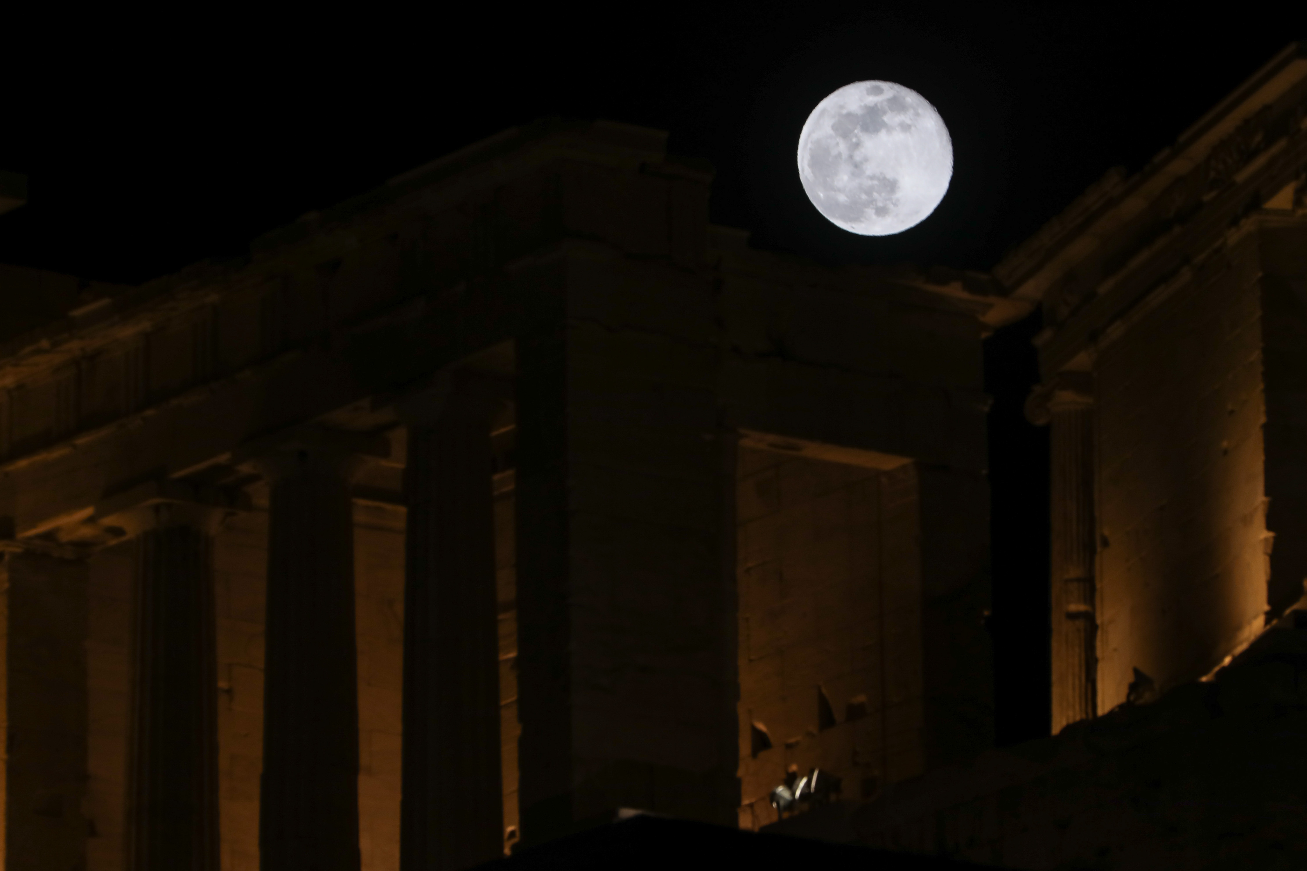 Πανσέληνος: Αύριο Τρίτη το μεγαλύτερο φεγγάρι της χρονιάς - Ανοιχτοί αρχαιολογικοί χώροι