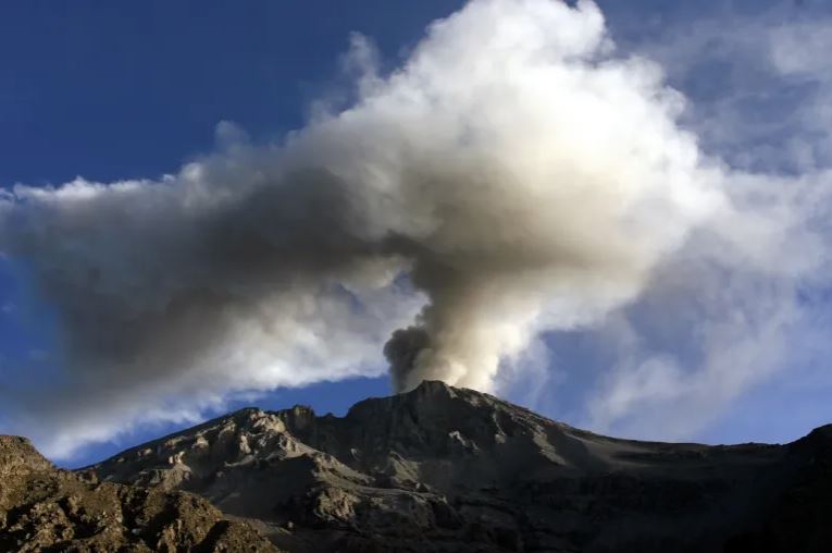 Το Περού ετοιμάζεται να κηρύξει κατάσταση έκτακτης ανάγκης, καθώς το ηφαίστειο Ουμπίνας βρυχάται