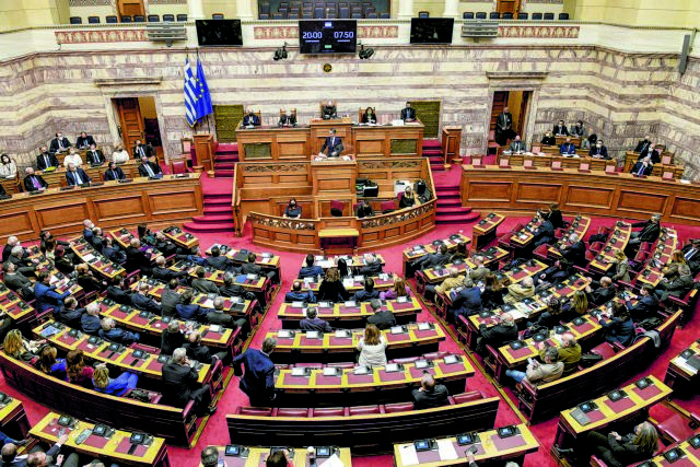 Βουλή: Κατατέθηκε το νομοσχέδιο του ΥΠΟΙΚ για τις αυξήσεις στο Δημόσιο