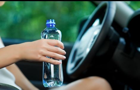 Το πρόστιμο που πληρώνουν όσοι πίνουν νερό ενώ οδηγούν