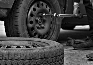 Έμεινες από λάστιχο; Τα δύο βασικά βήματα που πρέπει να κάνεις