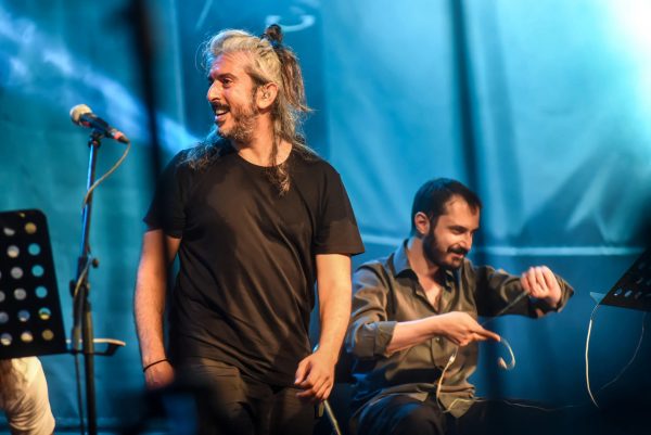 Μετά τον Θανάση Παπακωνσταντίνου και ο Χαρούλης αντιδρά για τα καπνογόνα στις συναυλίες – «Σεβαστείτε τους…»