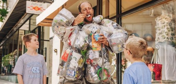 Ο Robot Greenfield δεν παράγει σκουπίδια – Τα φοράει