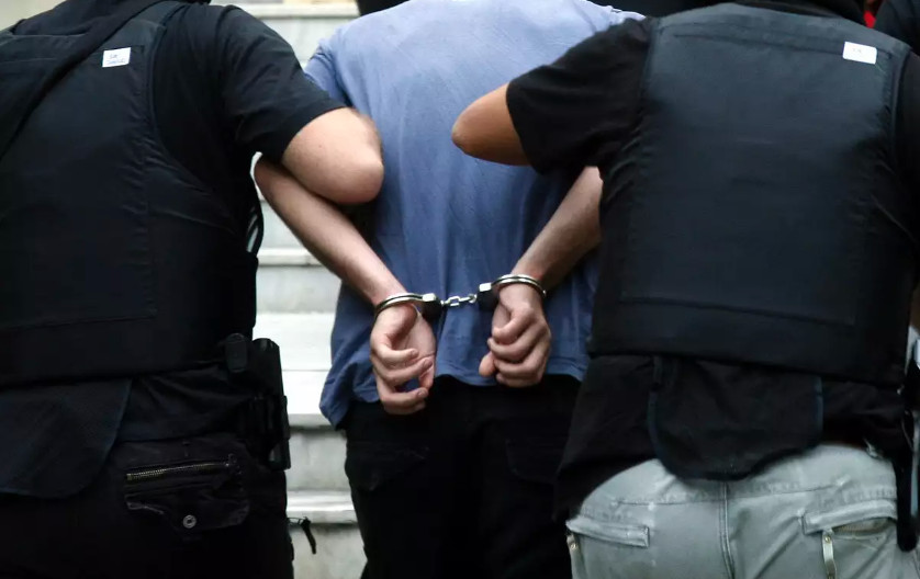 Ηράκλειο: Στέλνουν στη φυλακή οδηγό που προσέκρουσε μεθυσμένος σε σταθμευμένα αυτοκίνητα