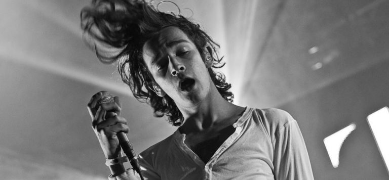 Διεκόπη συναυλία στη Μαλαισία όταν ο τραγουδιστής φίλησε μέλος της μπάντας του επί σκηνής