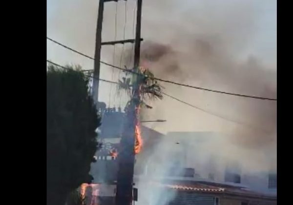 Ζάκυνθος: Κολώνα της ΔΕΗ πιάνει φωτιά στο κέντρο του Λαγανά