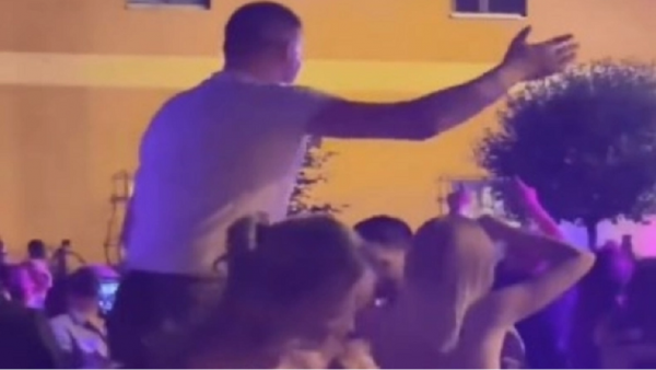 Απίστευτος Γιόκιτς: Ξεσάλωσε σε πανηγύρι χορεύοντας πάνω στο τραπέζι