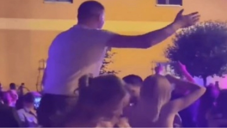 Απίστευτος Γιόκιτς: Ξεσάλωσε σε πανηγύρι χορεύοντας πάνω στο τραπέζι