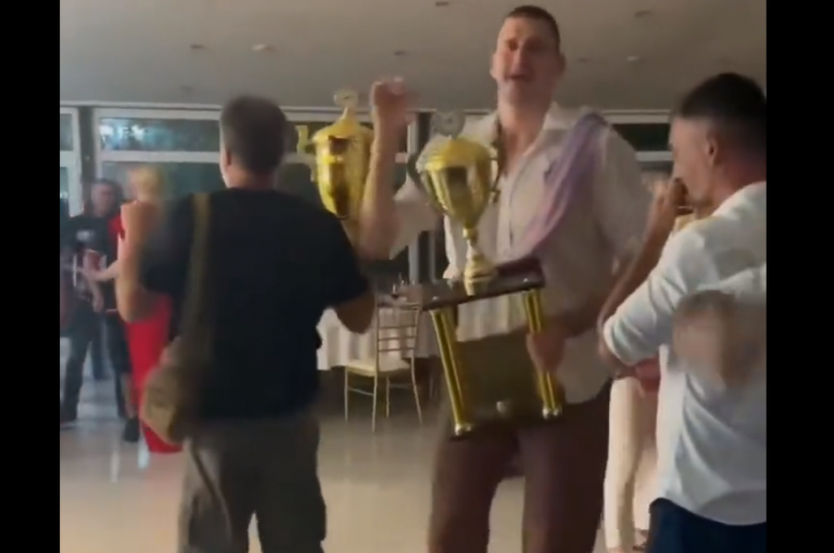 Έπος: Ο Γιόκιτς πανηγυρίζει χορεύοντας τη νίκη του αλόγου του στον ιππόδρομο