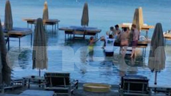 Σερβιτόρος στη Ρόδο: Τελεσίγραφο έως τις 21 Ιουλίου στο beach bar για να αφαιρεθούν οι πλωτές ξαπλώστρες