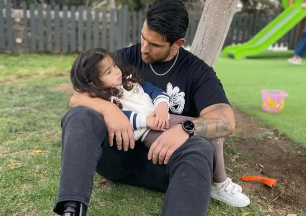 Συγκινεί ο Ετεοκλής Παύλου: «Η κόρη μου για πρώτη φορά μου ζήτησε να βγάλω το πρόσθετο μέλος»