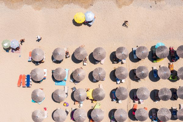 Κίνημα της πετσέτας: Παράνομη κατάληψη αιγιαλού έκτασης 5000 τ.μ. στην Πάρο