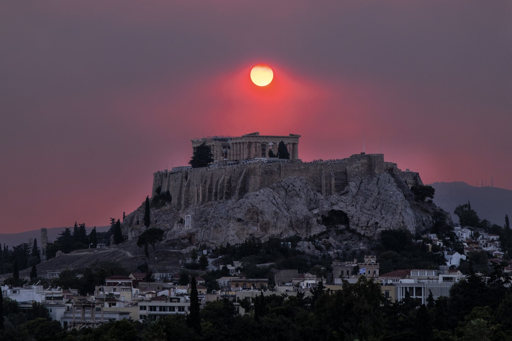 Φωτιές: Μαύροι καπνοί κάλυψαν την Ακρόπολη - Μυρωδιά καμένου σε όλη την Αθήνα