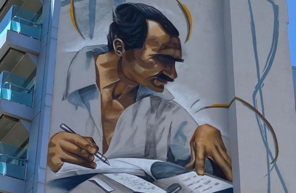 Ηράκλειο: Τεράστια τοιχογραφία με τον Νίκο Καζαντζάκη να «αγναντεύει» την πόλη του